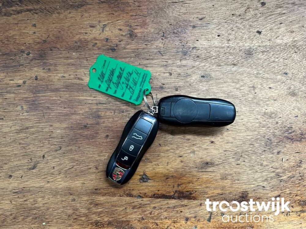 Porsche Cayenne S E-Hybrid 3.0 V6 Car