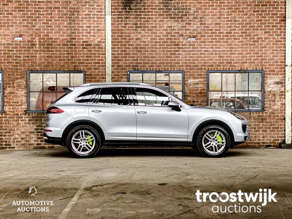Porsche Cayenne S E-Hybrid 3.0 V6 Car