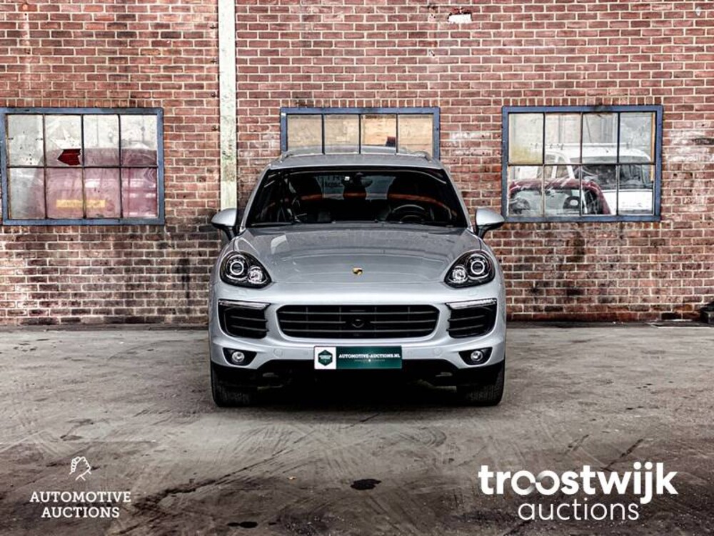 Porsche Cayenne S E-Hybrid 3.0 V6 Car