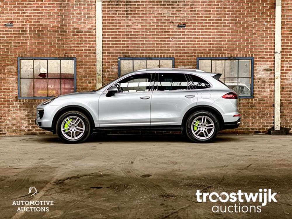 Porsche Cayenne S E-Hybrid 3.0 V6 Car