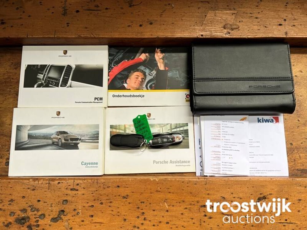 Porsche Cayenne S E-Hybrid 3.0 V6 Car