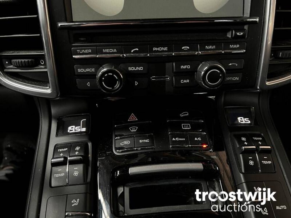 Porsche Cayenne S E-Hybrid 3.0 V6 Car