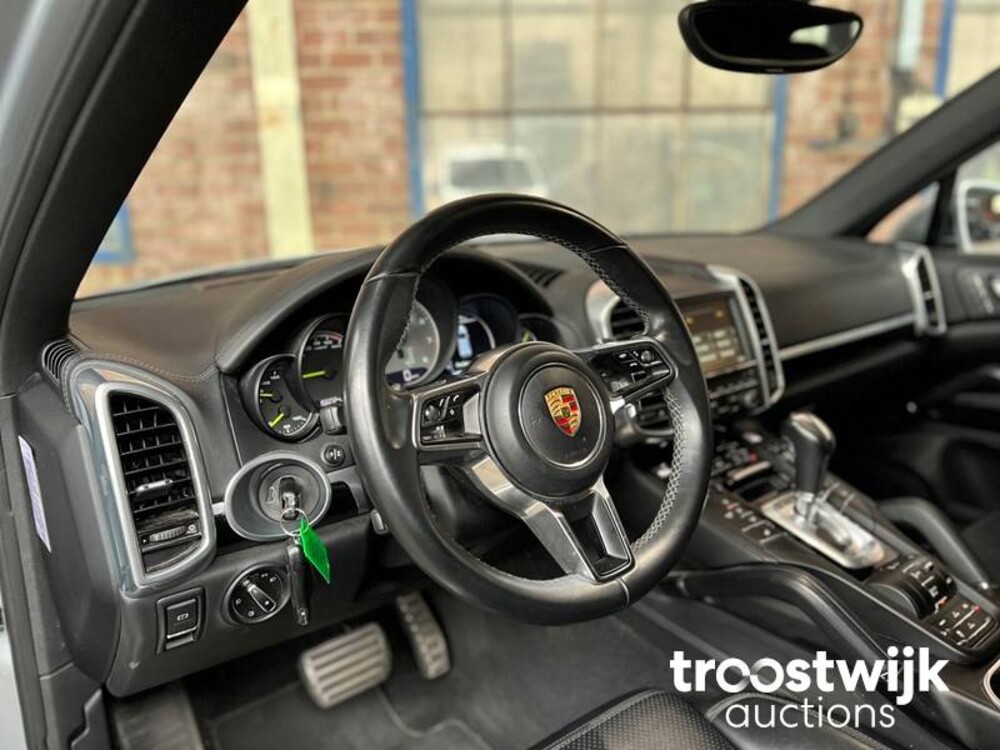 Porsche Cayenne S E-Hybrid 3.0 V6 Car