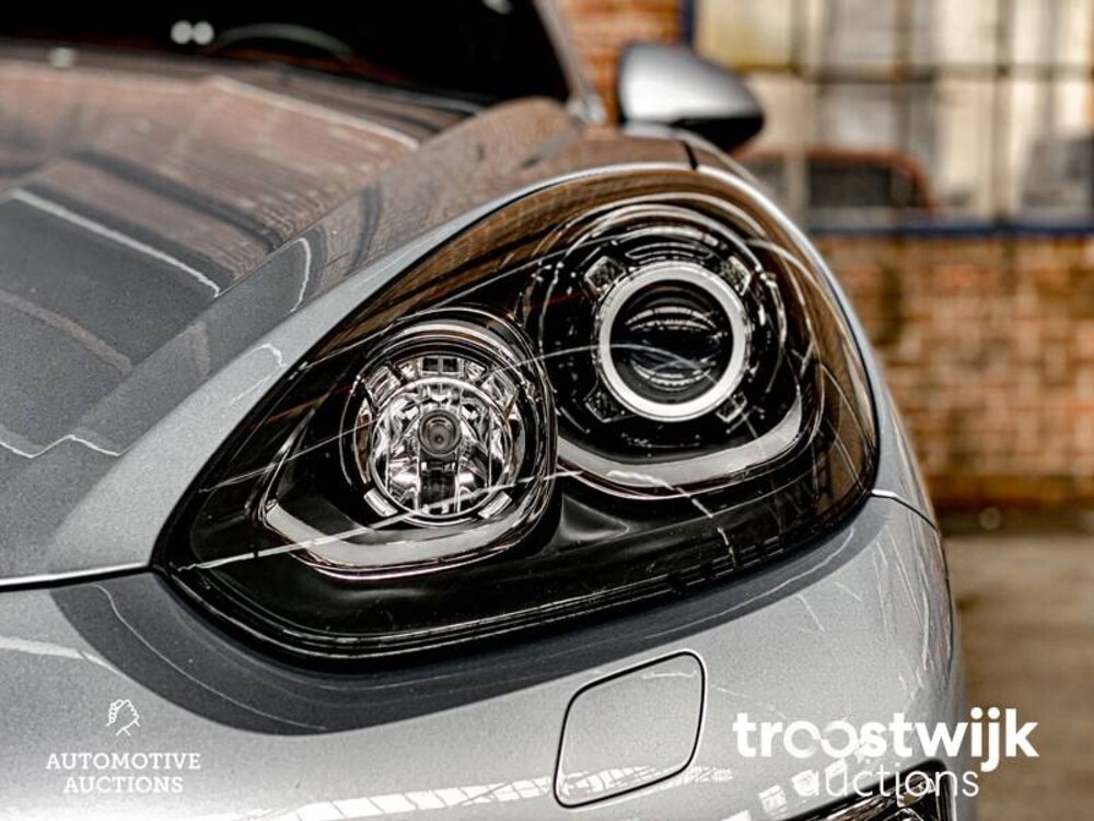 Porsche Cayenne S E-Hybrid 3.0 V6 Car