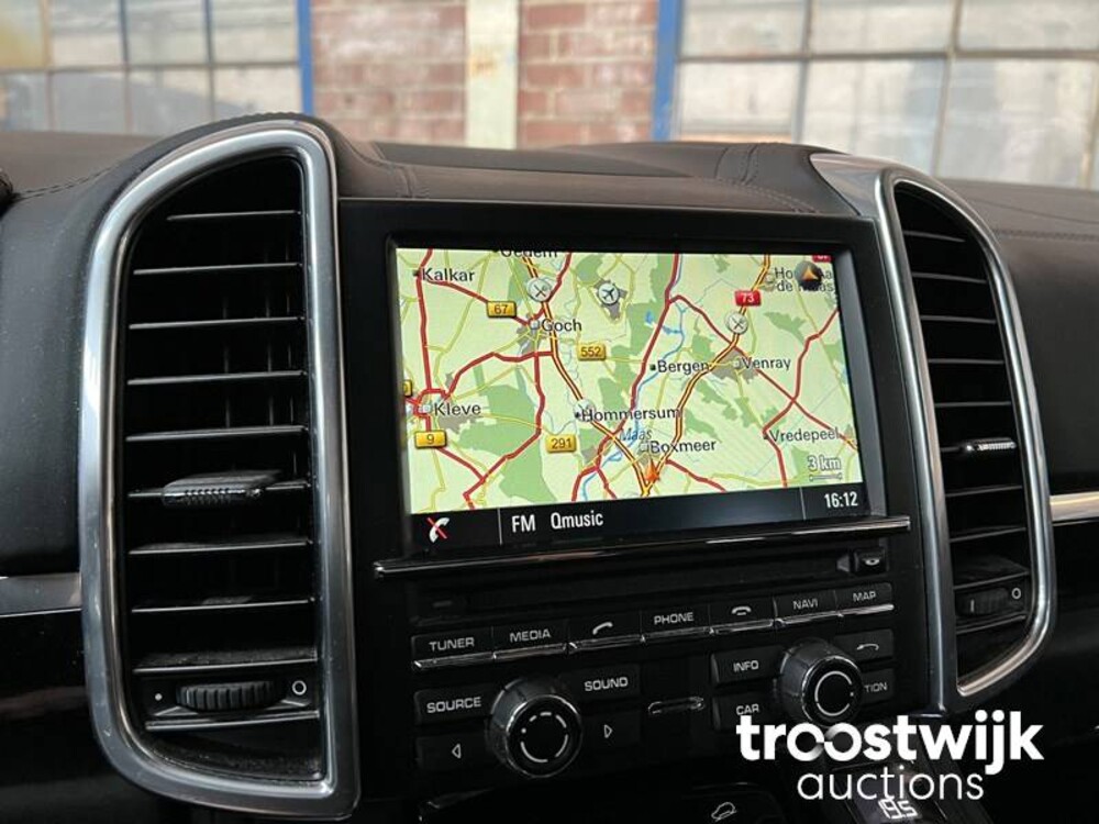 Porsche Cayenne S E-Hybrid 3.0 V6 Car