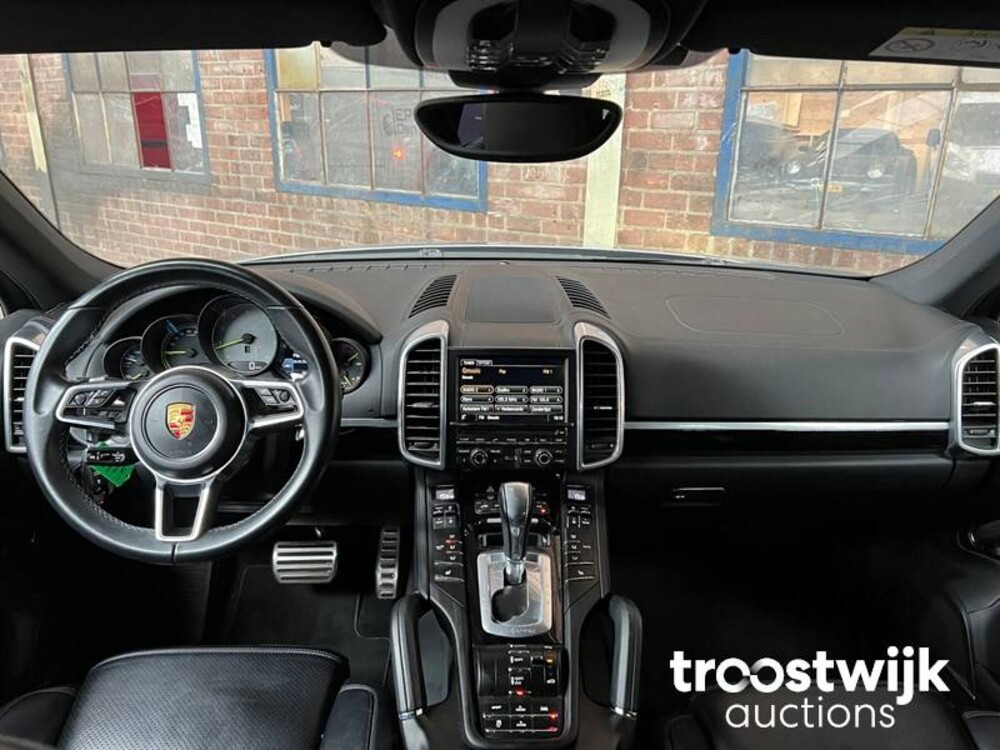 Porsche Cayenne S E-Hybrid 3.0 V6 Car