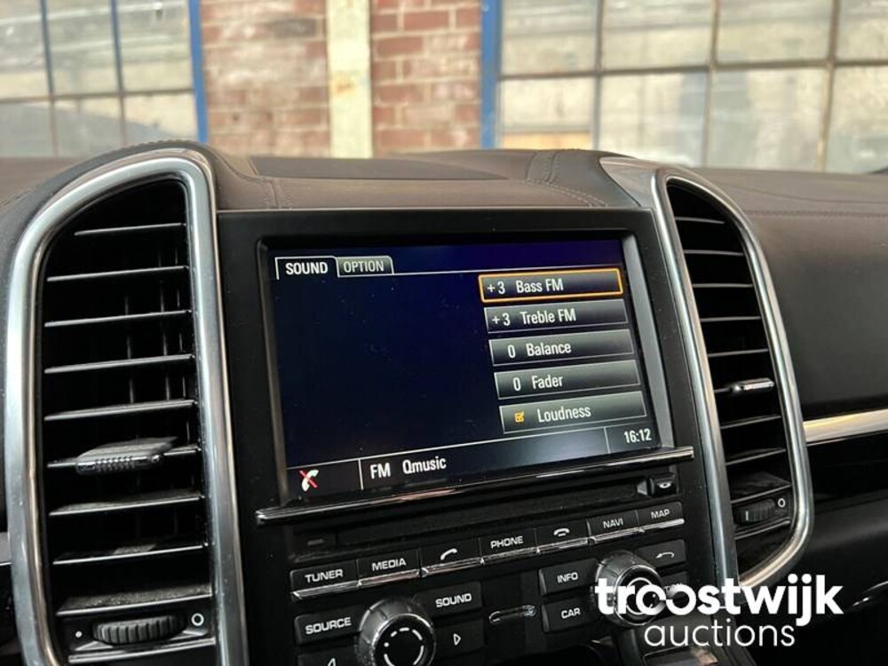 Porsche Cayenne S E-Hybrid 3.0 V6 Car