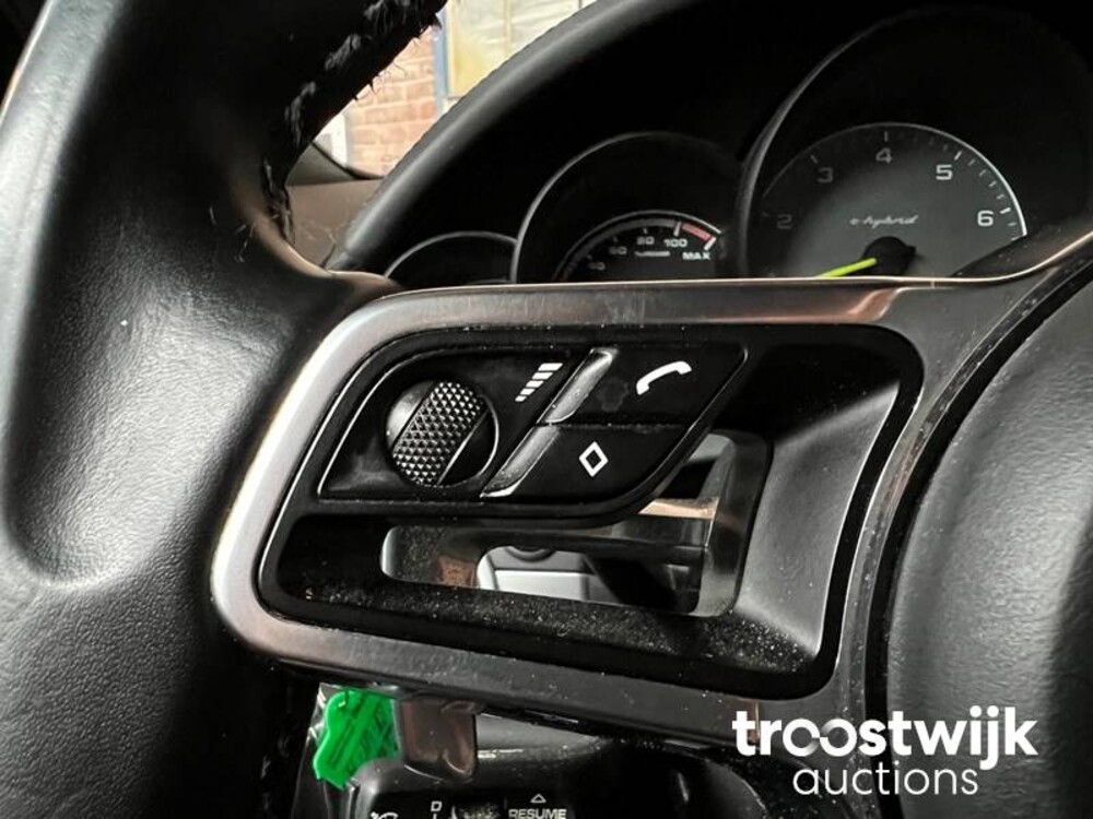 Porsche Cayenne S E-Hybrid 3.0 V6 Car