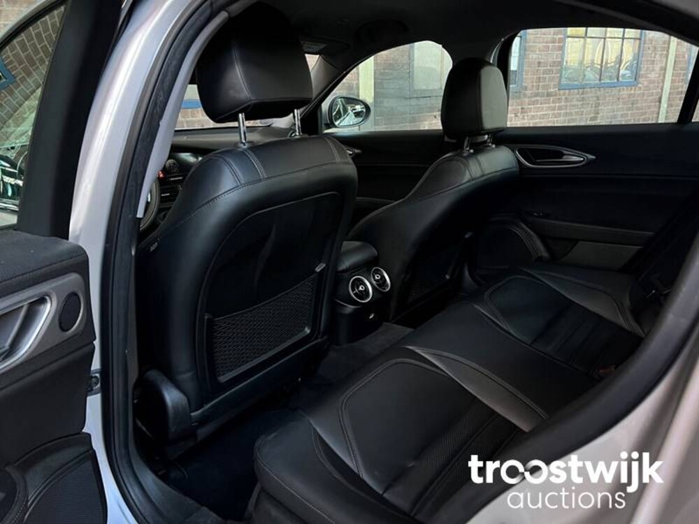 Alfa Romeo Giulia 2.0 T Super Car