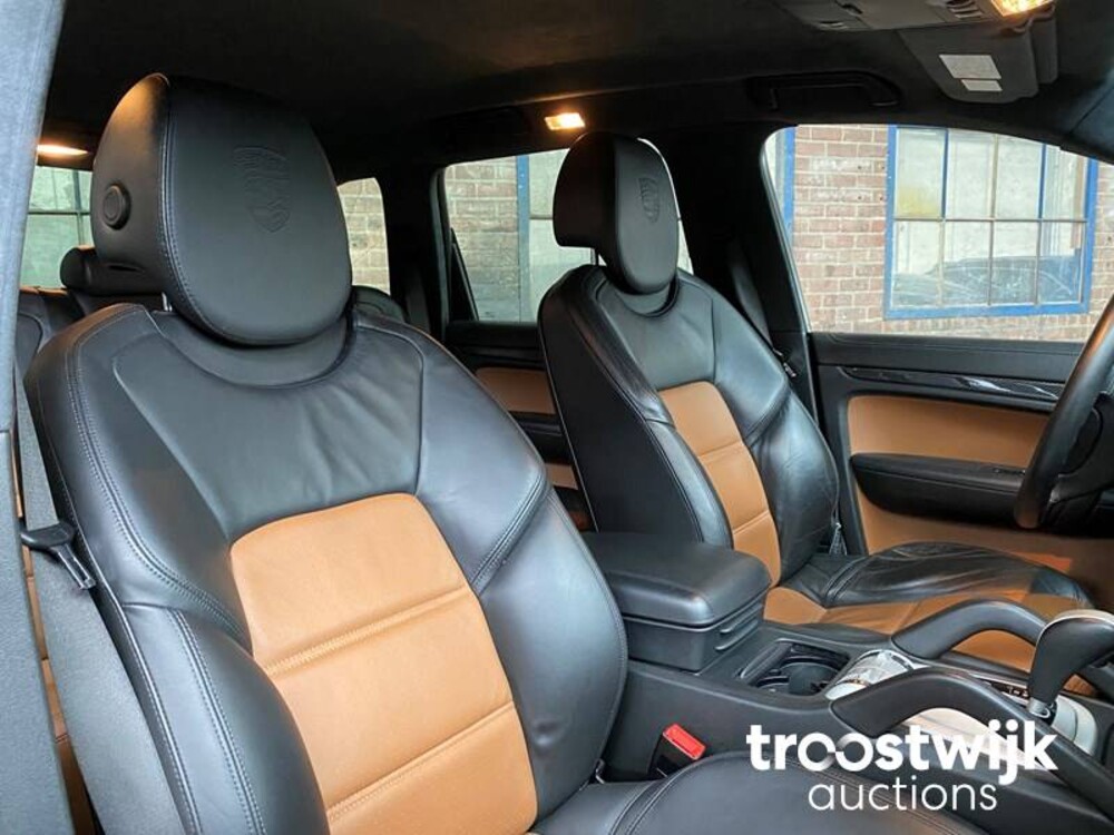 Porsche Cayenne  Turbo S 4.8 V8 Car