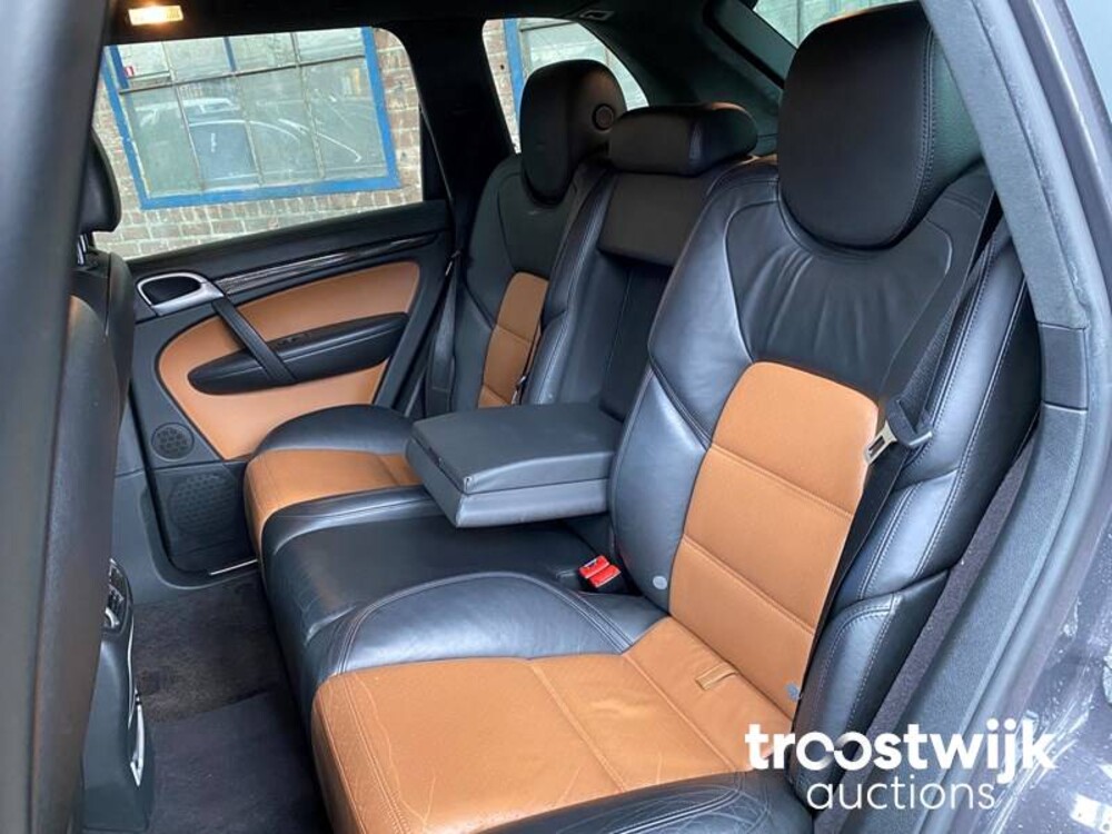 Porsche Cayenne  Turbo S 4.8 V8 Car