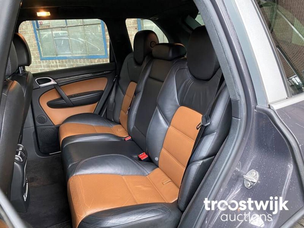 Porsche Cayenne  Turbo S 4.8 V8 Car