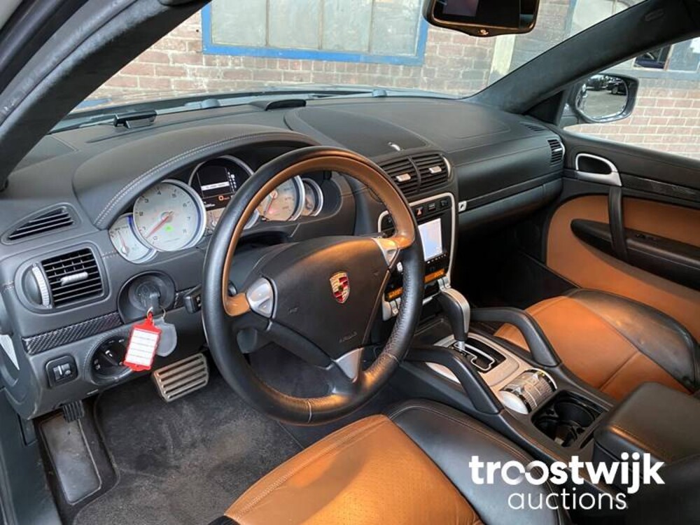 Porsche Cayenne  Turbo S 4.8 V8 Car