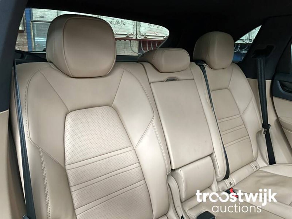 Porsche Cayenne 3.0 V6 Car