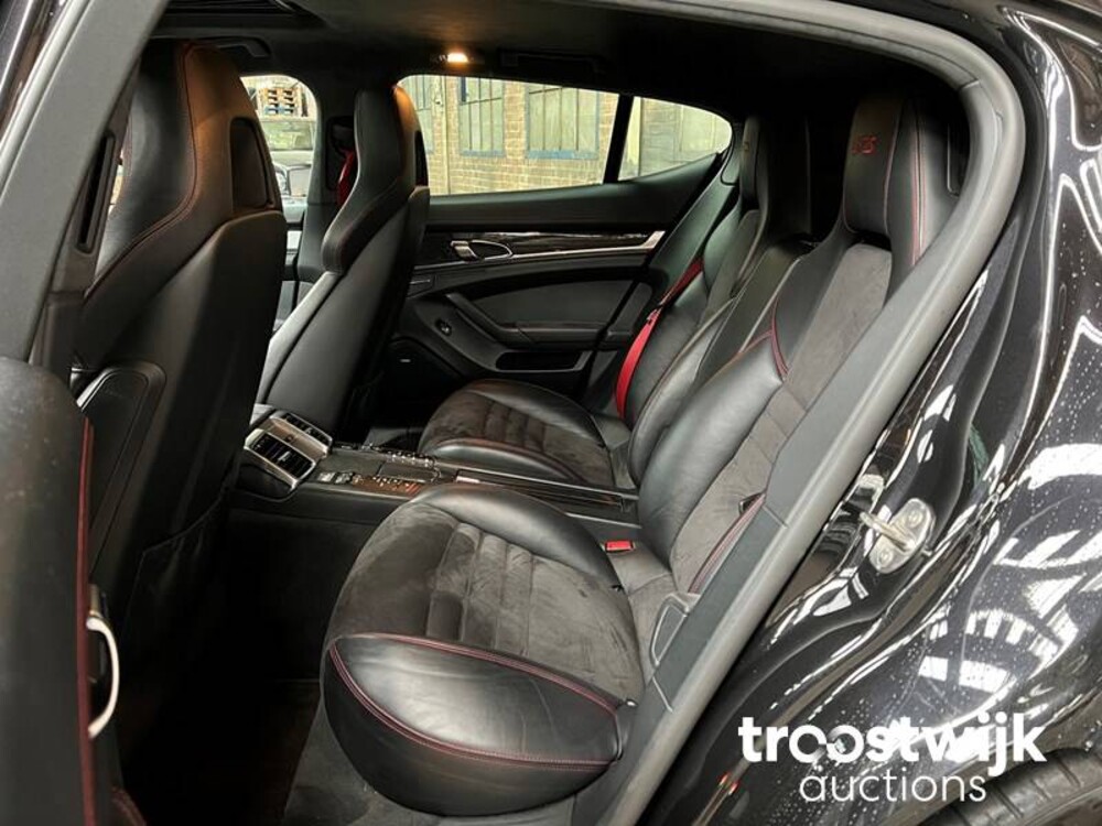 Porsche Panamera GTS 4.8 V8 Car