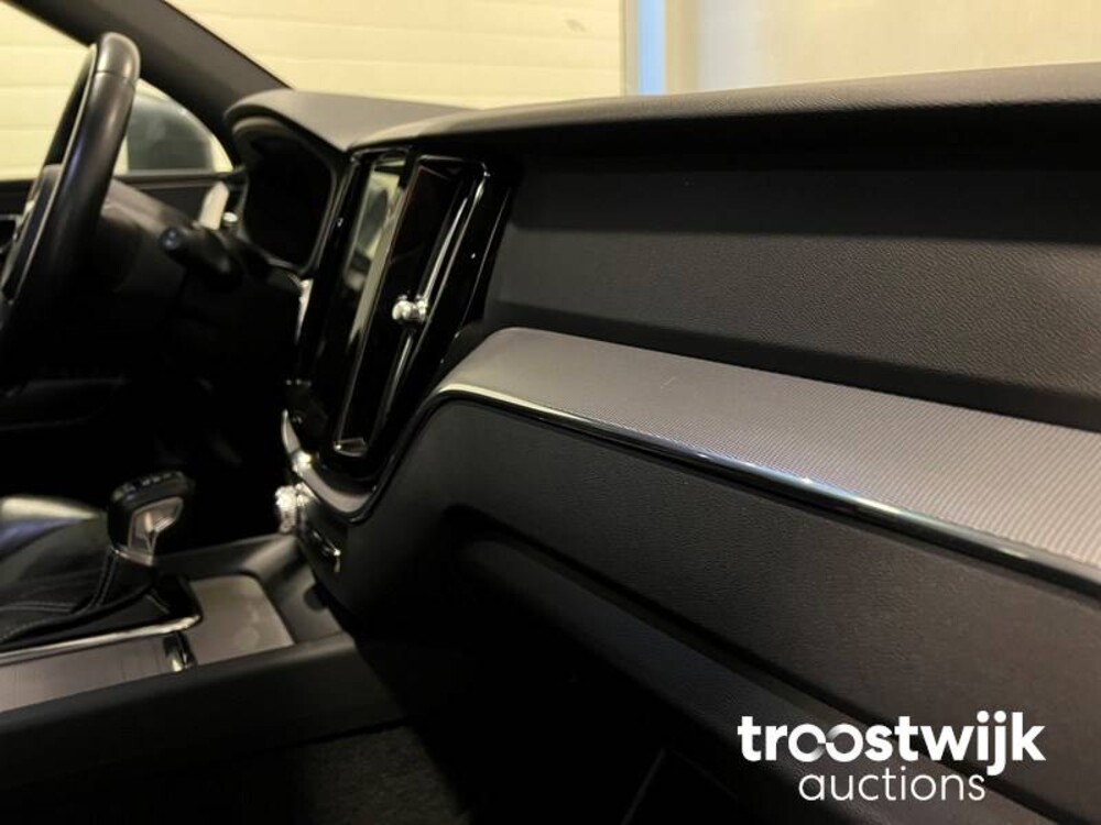 Volvo XC60 D4 AWD R-Design 190pk 2018 -Orig. NL-, SP-718-L