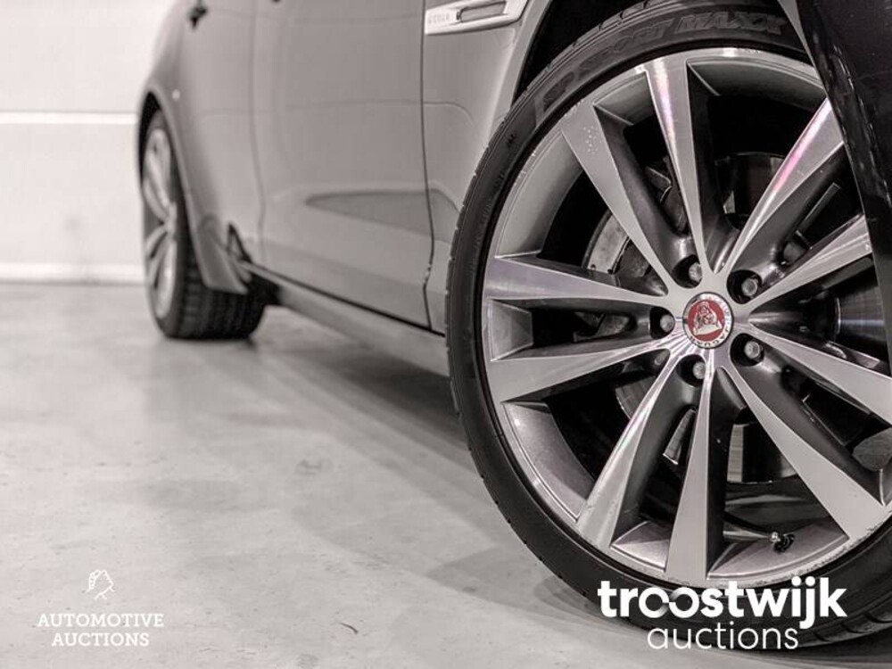 Jaguar XJ Premium Luxury 2.0 241pk 2013 -Orig. NL-, 7-KBN-78