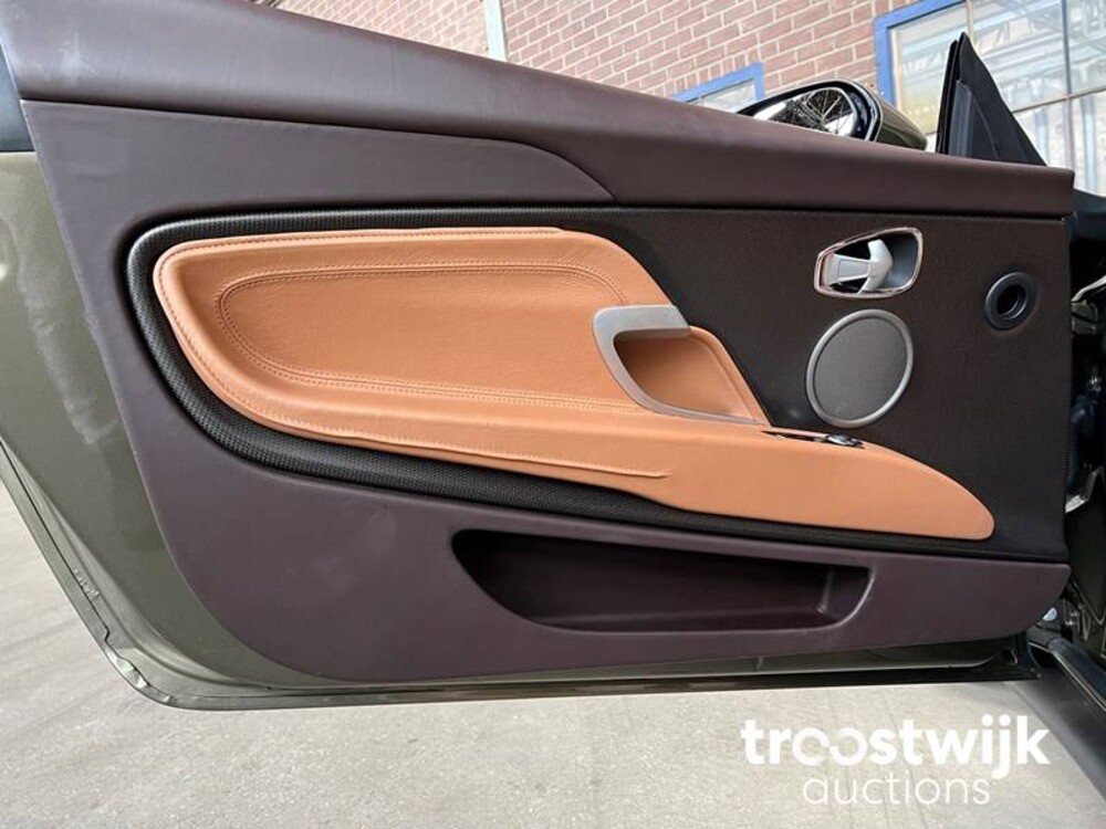 Aston Martin DB11 5.2 V12 Twin Turbo 609PS 2017