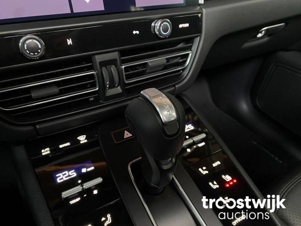Porsche Macan 2.0  PDK 265hp MY2023 -Herstellergarantie-