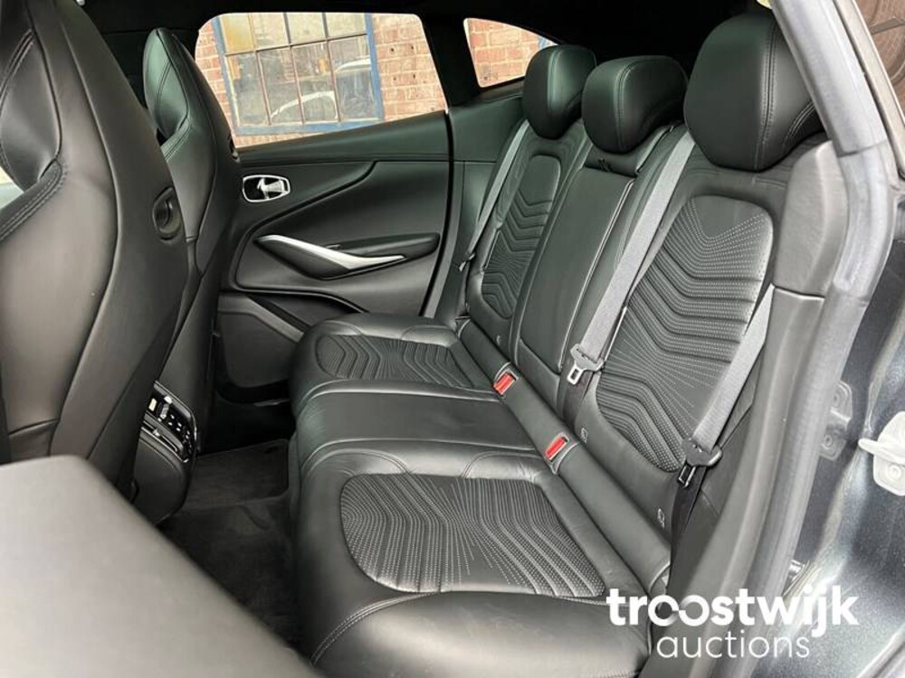 Aston Martin DBX 4.0 V8 551PS 2020, R-303-JK