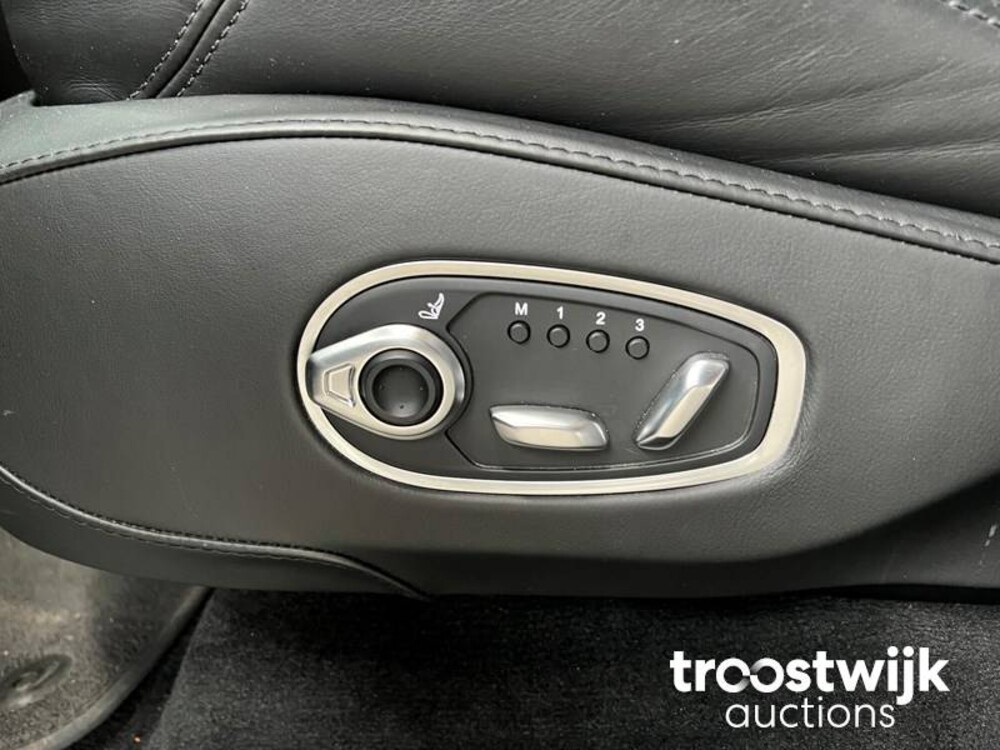 Aston Martin DBX 4.0 V8 551PS 2020, R-303-JK