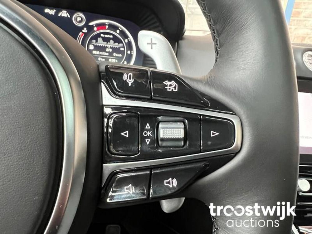 Aston Martin DBX 4.0 V8 551PS 2020, R-303-JK