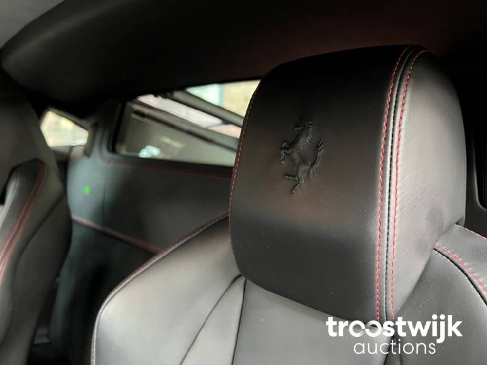 Ferrari 458 Italia F142 4.5 V8 570hp 2011