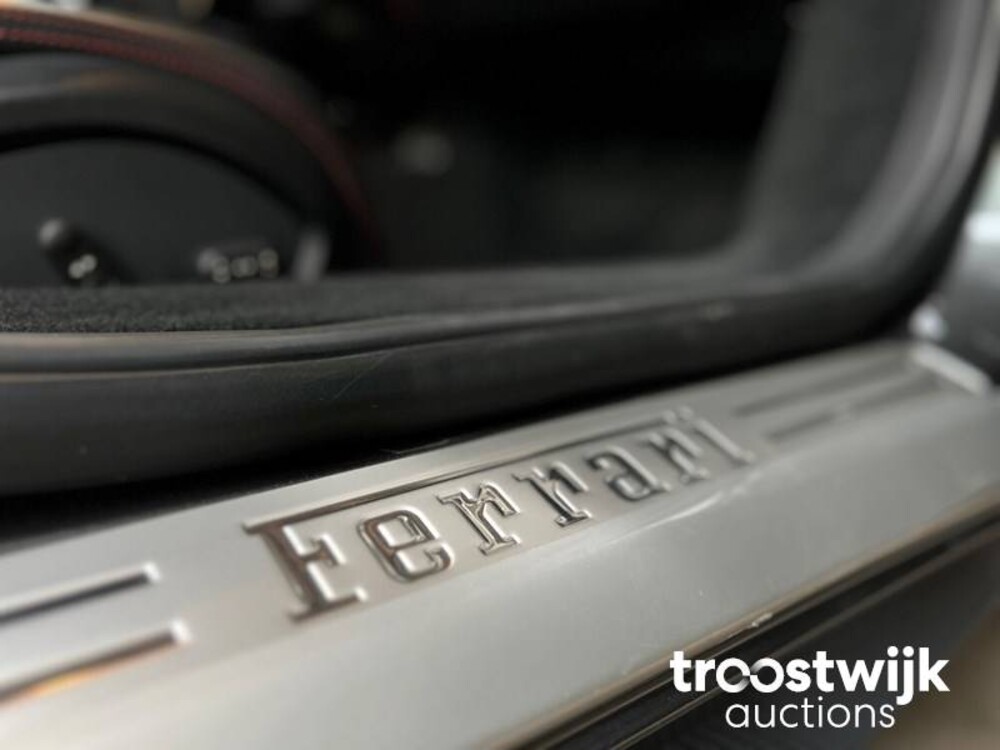 Ferrari 458 Italia F142 4.5 V8 570hp 2011