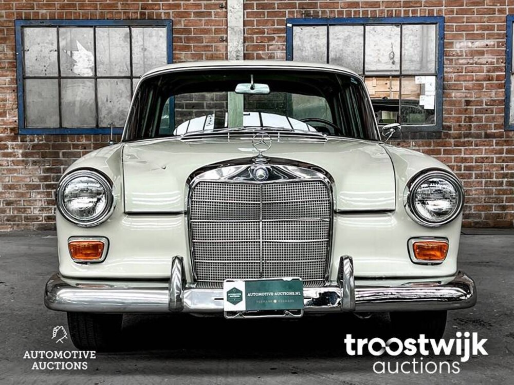 Mercedes-Benz 230 Heckflosse 150 PS 1967