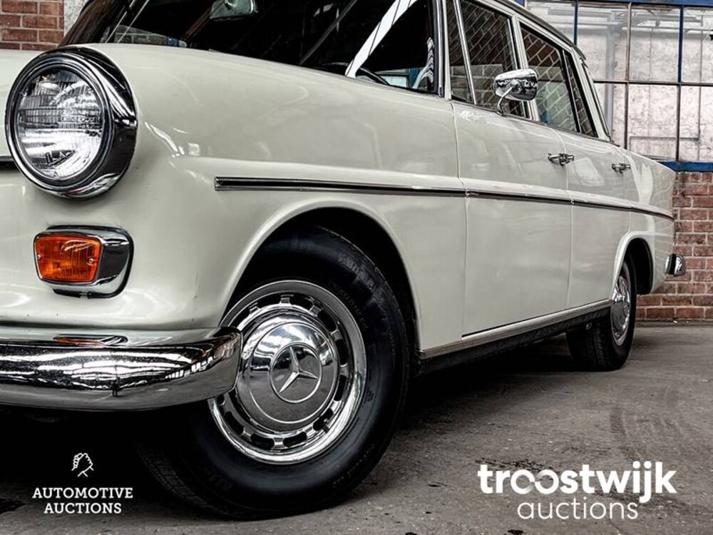 Mercedes-Benz 230 Heckflosse 150 PS 1967