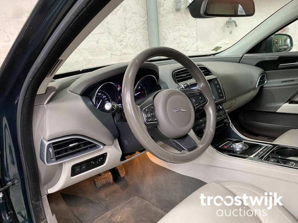 Jaguar XE D R-Sport -Orig. NL- 210pk 2016, JP-175-P