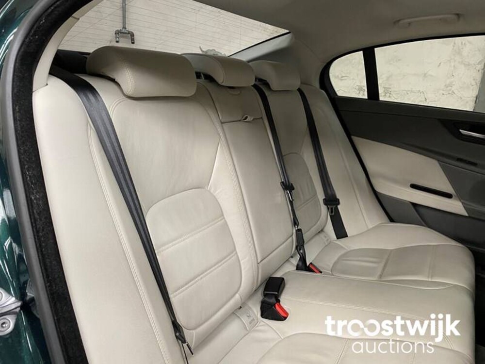 Jaguar XE D R-Sport -Orig. NL- 210pk 2016, JP-175-P