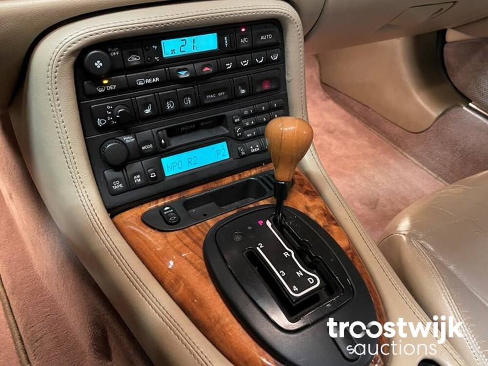 Jaguar XK8 4.0 V8 Convertible 286pk 2000, 07-XJ-GG