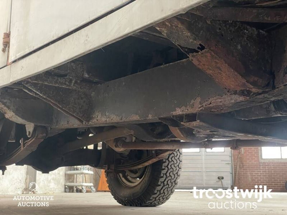 Land Rover Defender 2.3 109