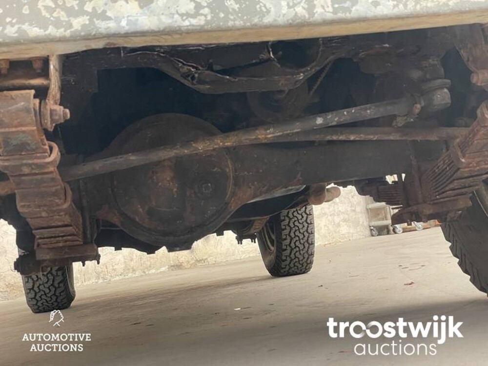 Land Rover Defender 2.3 109