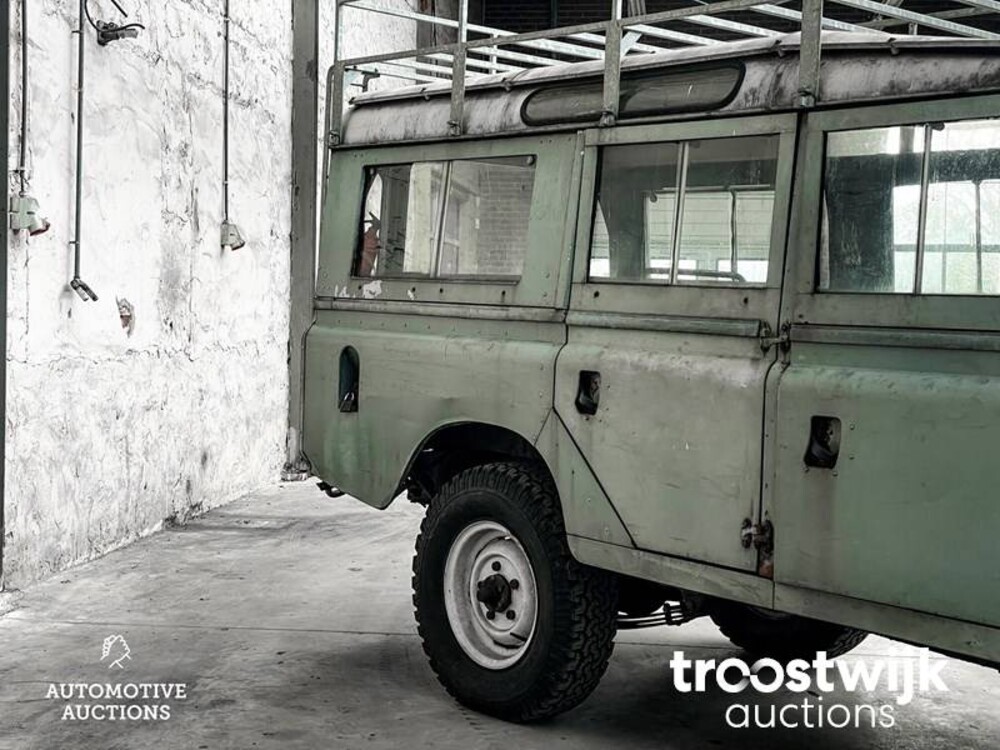 Land Rover Defender 2.3 109