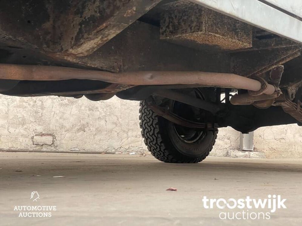 Land Rover Defender 2.3 109