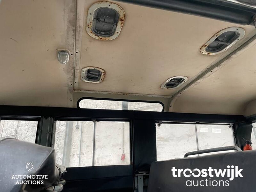 Land Rover Defender 2.3 109