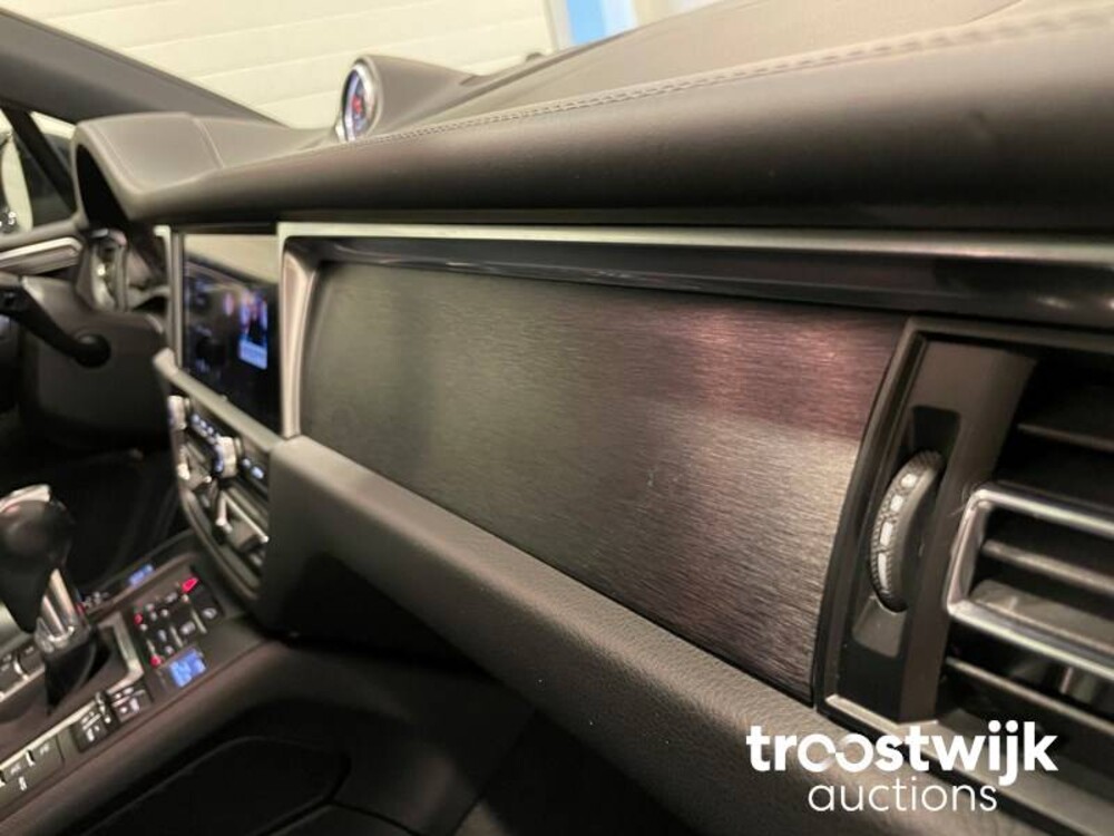 Porsche Macan GTS 2.9 V6 NEW-MODEL SportChrono 381hp 2020, J-928-TH