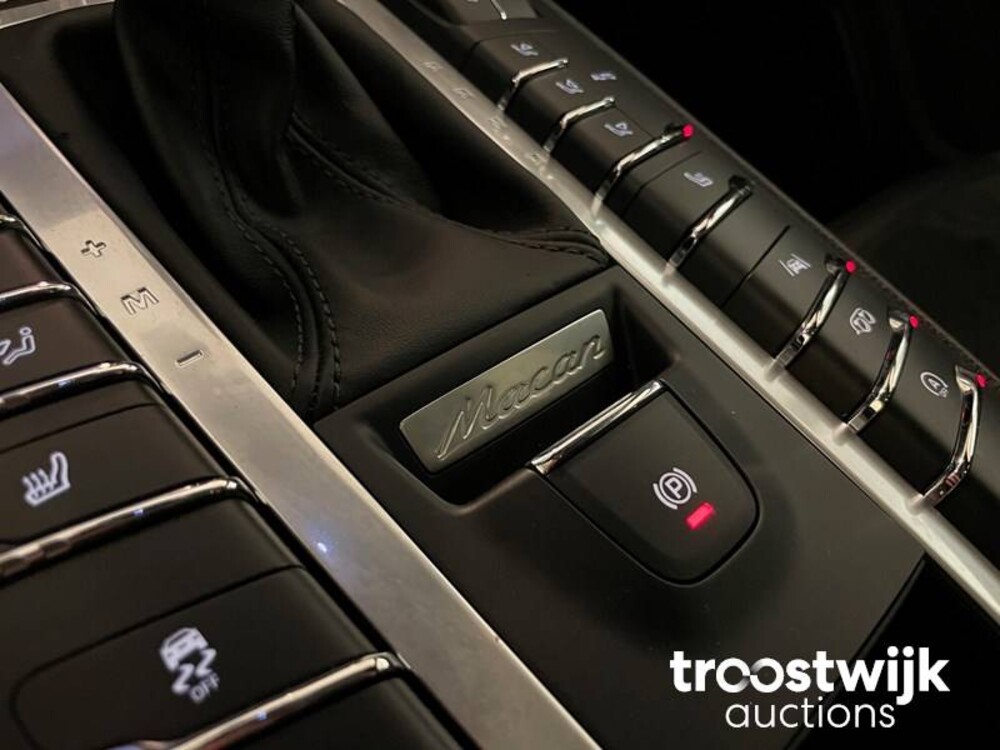 Porsche Macan GTS 2.9 V6 NEW-MODEL SportChrono 381hp 2020, J-928-TH