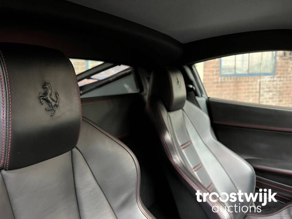 Ferrari 458 Italia F142 4.5 V8 570hp 2011