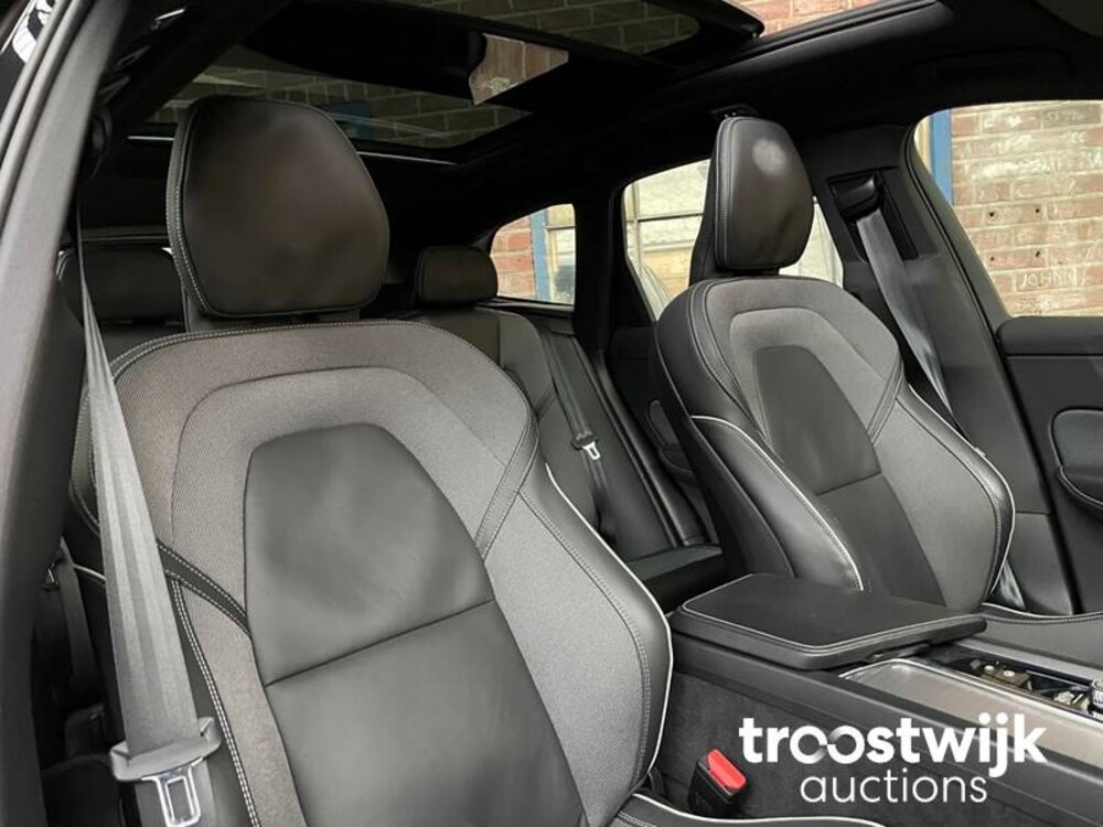 Volvo XC60 T8 R-Design 390PS 2021 -Herstellergarantie-