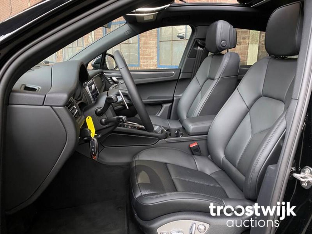 Porsche Macan 2.0  PDK 265hp MY2023 -Herstellergarantie-