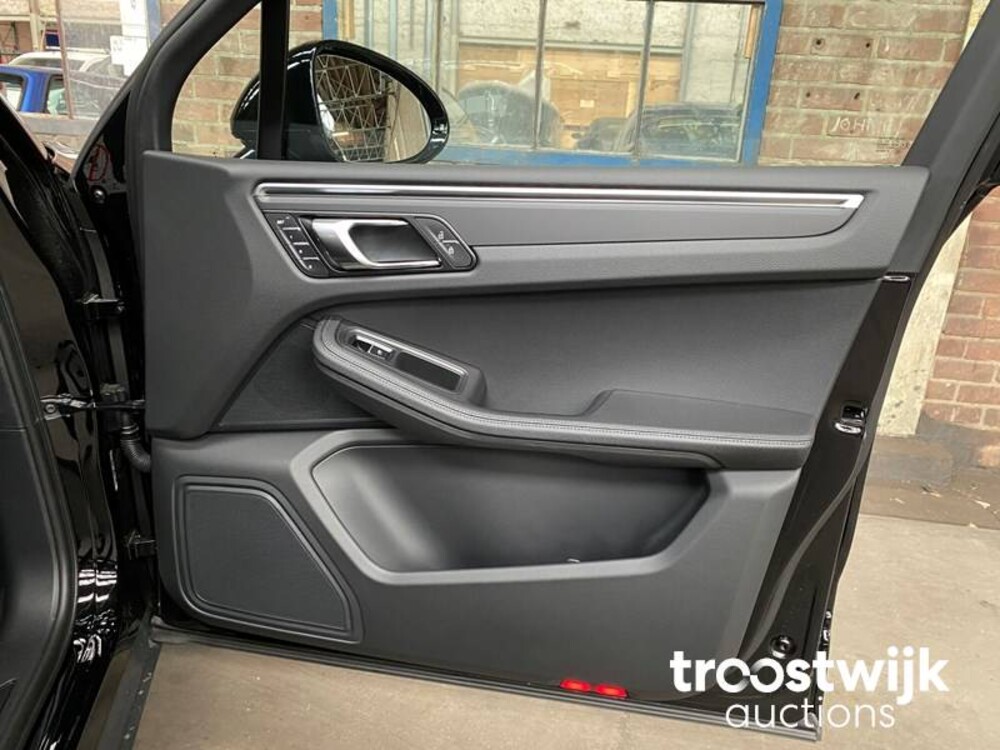 Porsche Macan 2.0  PDK 265hp MY2023 -Herstellergarantie-