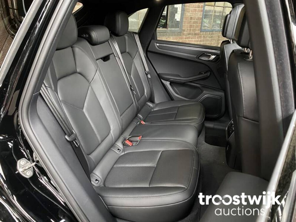 Porsche Macan 2.0  PDK 265hp MY2023 -Herstellergarantie-