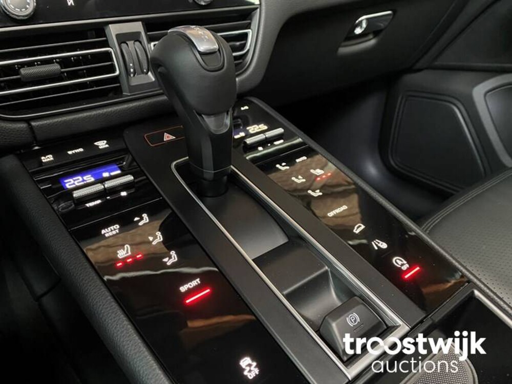 Porsche Macan 2.0  PDK 265hp MY2023 -Herstellergarantie-