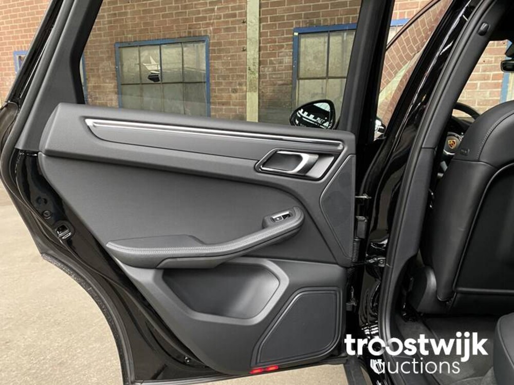 Porsche Macan 2.0  PDK 265hp MY2023 -Herstellergarantie-