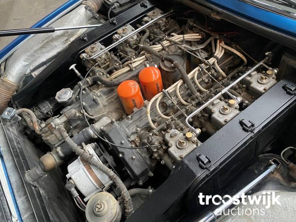 Ferrari 365 GT4 2+2 4.4 V12 340hp 1975 