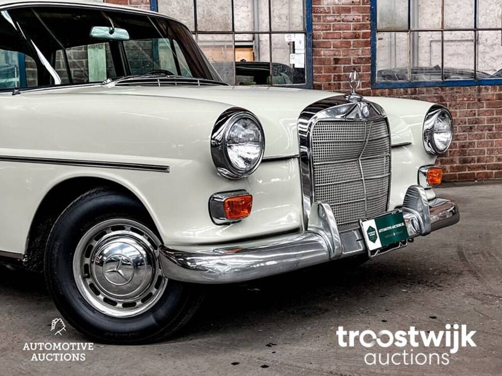 Mercedes-Benz 230 Heckflosse 150hp 1967