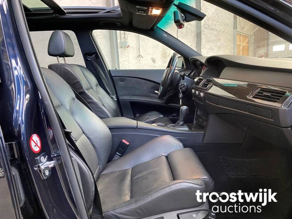 BMW 525i Executive 5-serie Touring 192pk 2005, 43-NGH-2